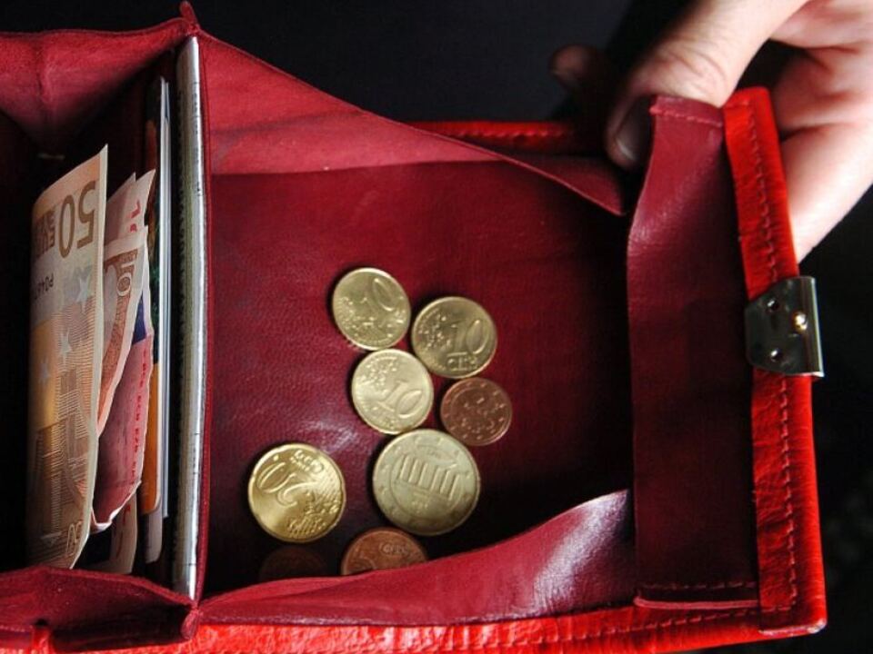 geld brieftasche Österreicher haben ein paar Euro mehr im Börserl als Deutsche