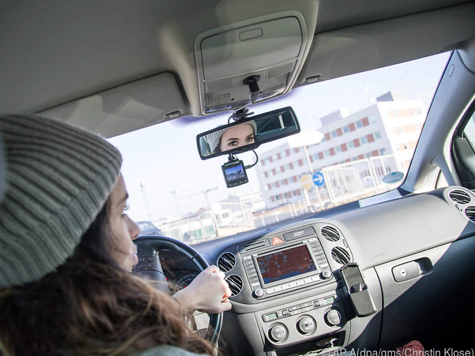 Dashcams: Vier von fünf sehen mehr Sicherheit als Risiko