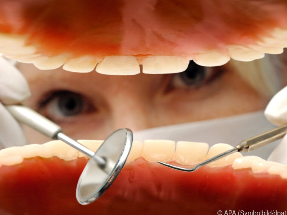 zahnarzt arzt zähne mund doktor Karies soll zurückgedrängt werden