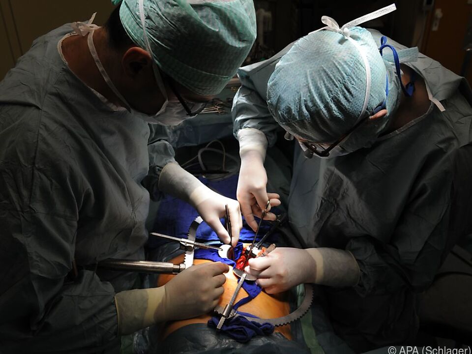 Ein Chirurg bei einer Nierentransplantation