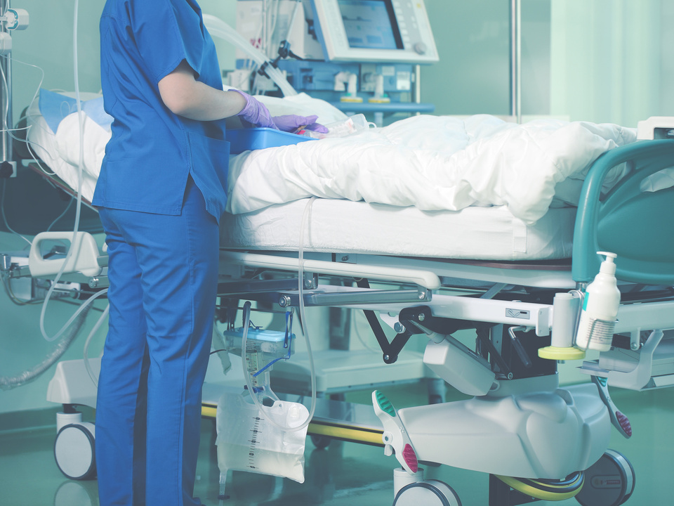 krankenhaus krankenbett patient arzt krankenschwester pflege sy