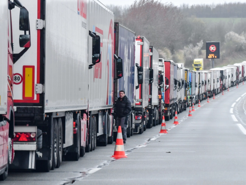 Lkws im Stau auf der Autobahn