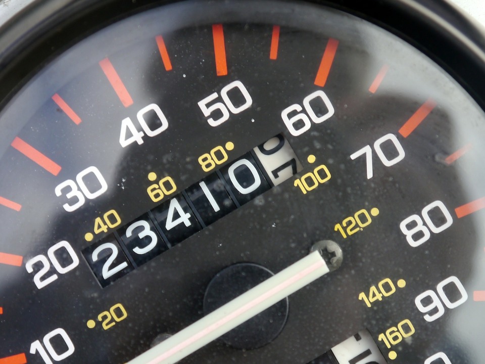auto tacho kilometer speedometer-498748_1920