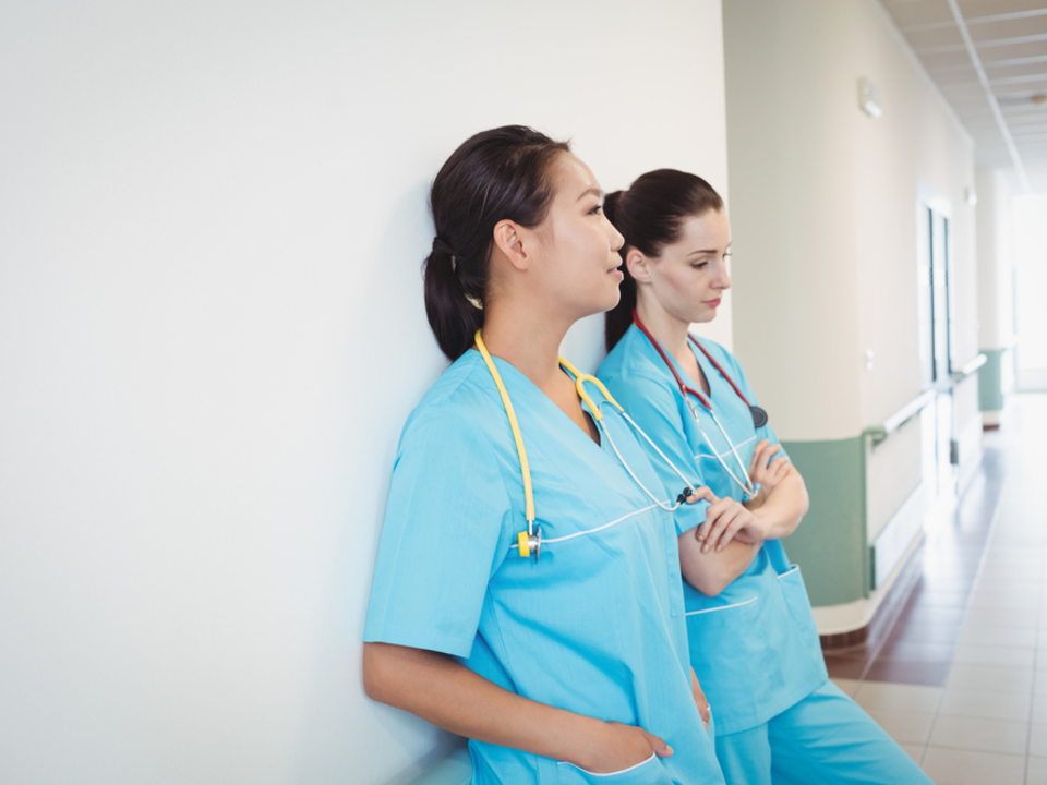 Krankenschwester Krankenpfleger traurig resigniert pause