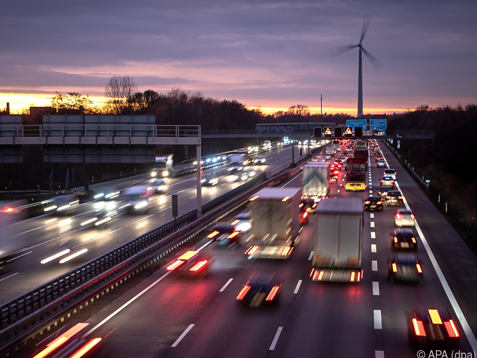 verkehr auto autobahn symAnteil der SUVs im Straßenverkehr steigt an