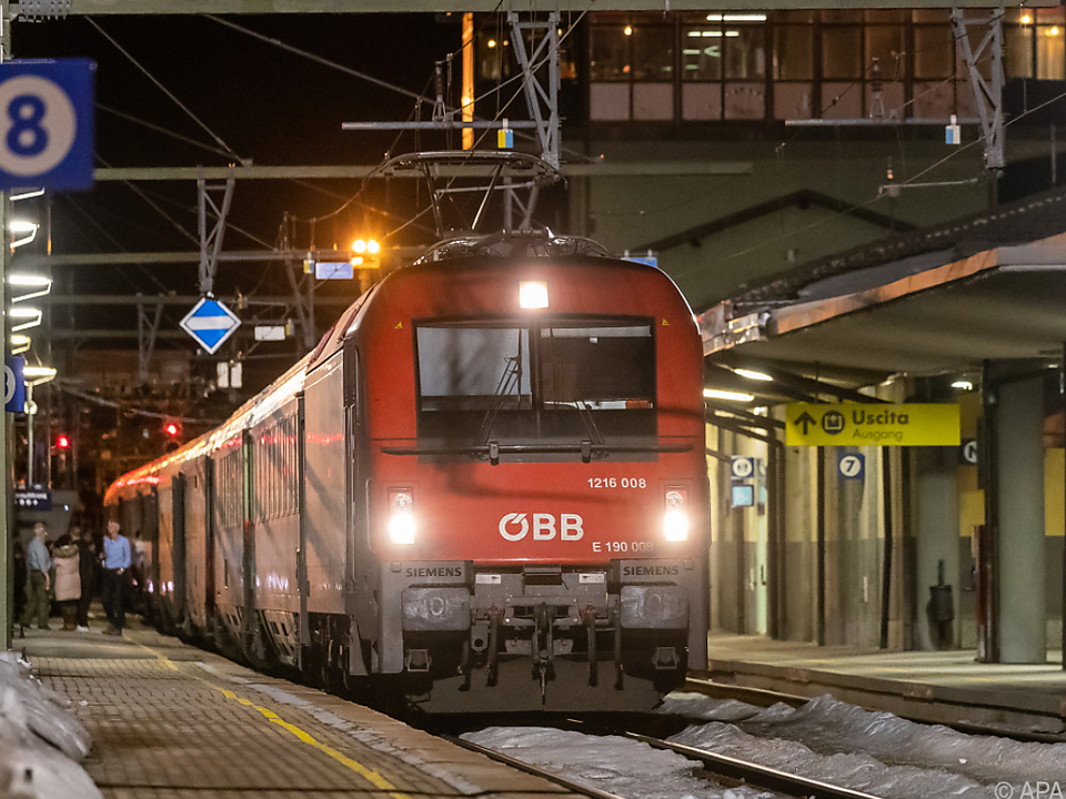 500 Passagiere aus zwei Zügen saßen am Brenner fest