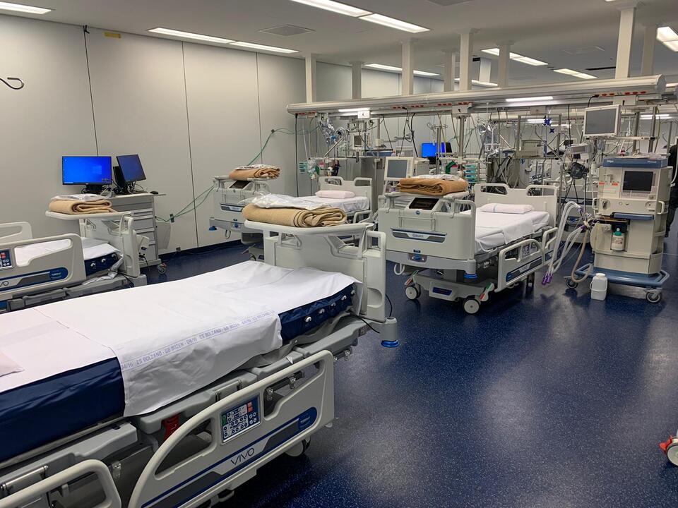 krankenhaus intensivstation corona bozen sym1066173_KH_Bz_neuerTrakt5