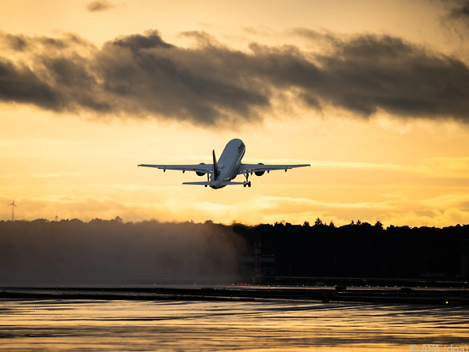 Tausende Flüge sind wegen der Pandemie ausgefallen flugzeug urlaub