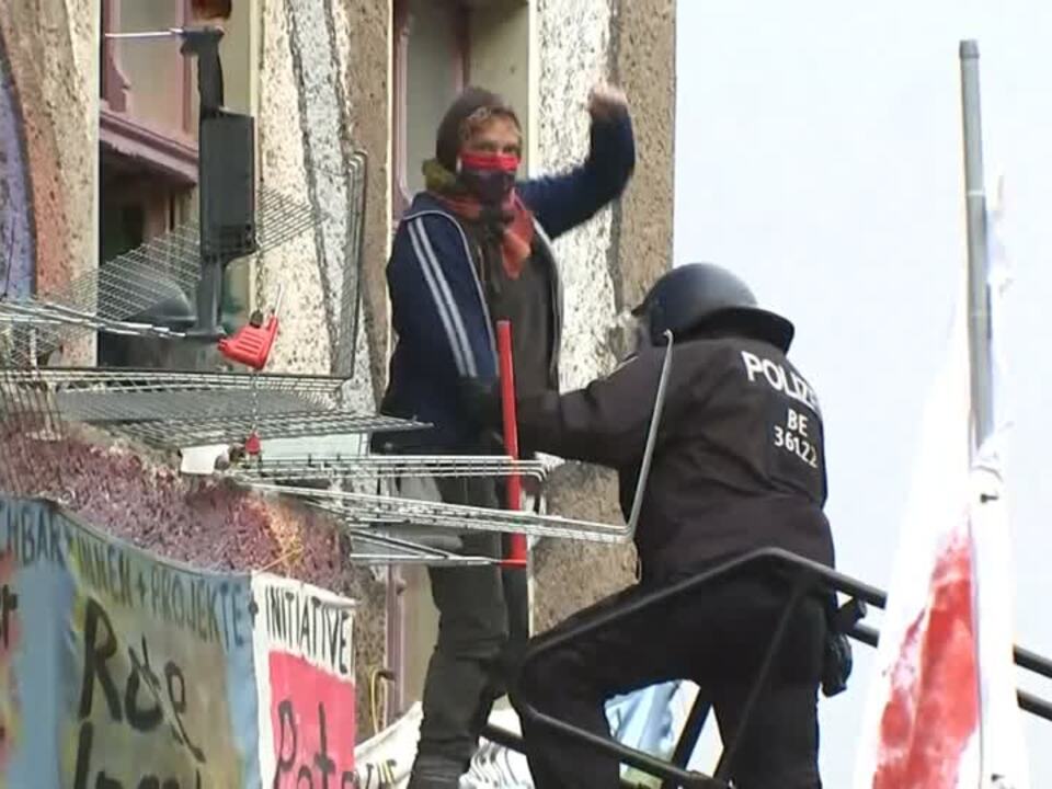 Besetztes Haus in Berlin: Polizei beginnt mit Räumung ...