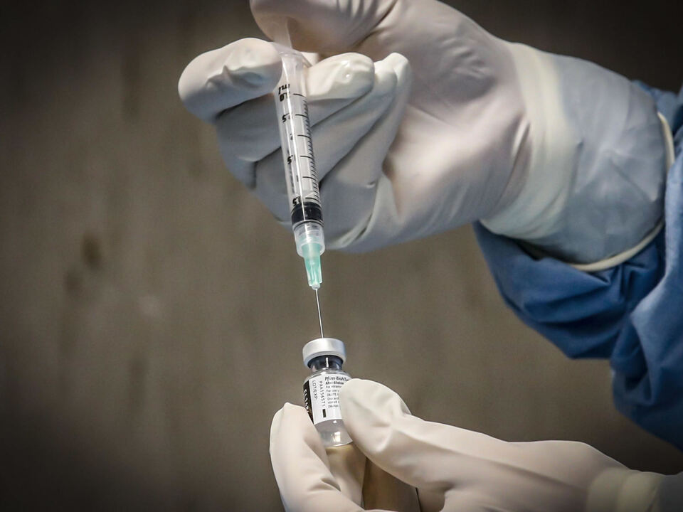 Corona, Impfung, Spritze, A healthcare worker prepares a syringe with a dose of the Pfizer-BioNTech vaccine at the Policlinico di Tor Vergata Hospital in Rome, Italy, 5 January 2021. athesiadruck2_20210106190949406_1403ff7644d102ca9921a139f1778300