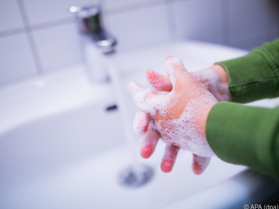 Hände waschen und Abstand halten bleiben weiterhin erforderlich