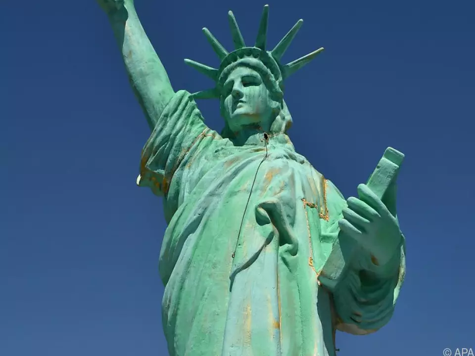 Die Freiheitsstatue wird auf einer Plattform im See montiert