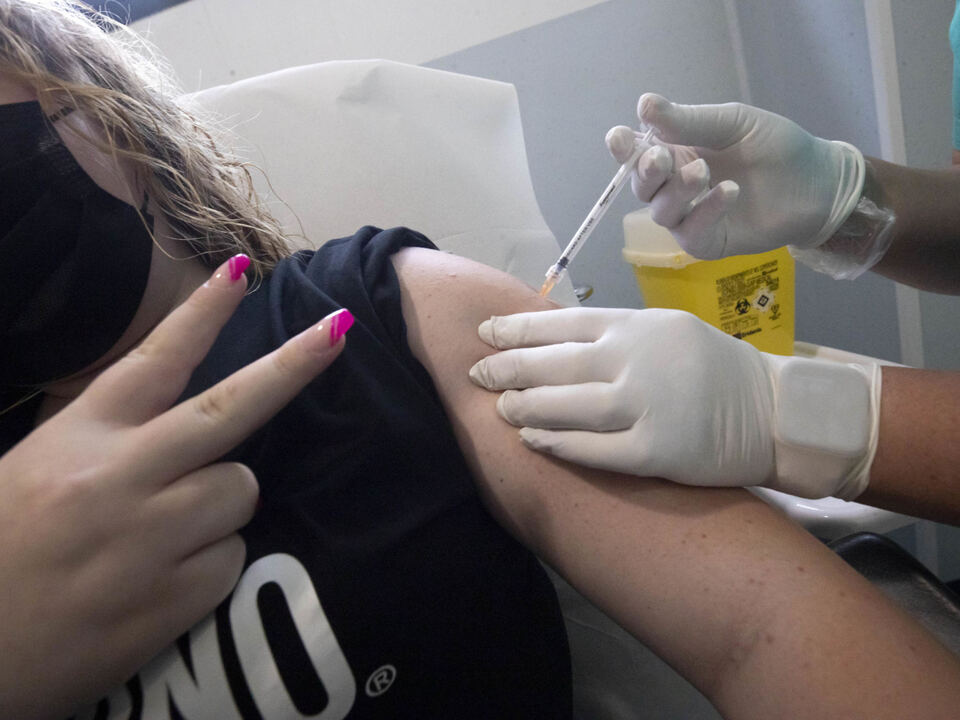Una ragazza riceve la dose di vaccino in occasione del primo Junior Open day del Lazio dedicato ai ragazzi tra i tra i 12 e i 16 anni, Rieti, 6 giugno 2021. La prima vaccinazione è stata effettuata alle 9 in punto. Per l\'appuntamento sono state previste 120 dosi Pfizer. athesiadruck2_20210706211111771_70a9527452d3683eb2f1f5dbf9da7a22