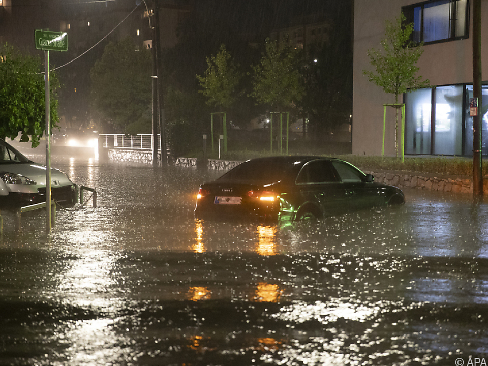 Ein Fahrzeug auf einer überfluteten Kreuzung