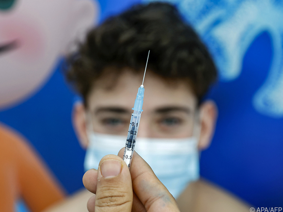 Ein 16-Jähriger erhält in Israel seine Corona-Impfung