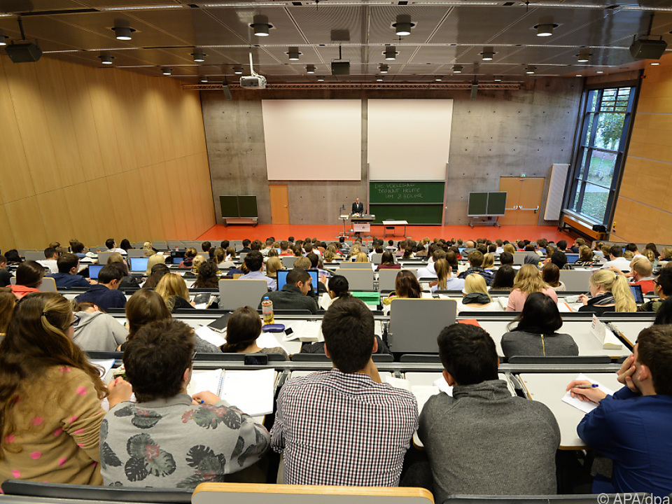 Studenten in Österreich sind älter und oft erwerbstätig