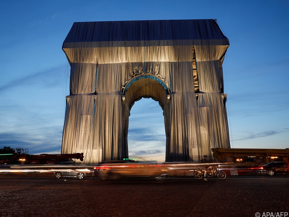Wie ein monumentales Geschenk: Der verhüllte Triumphbogen in Paris