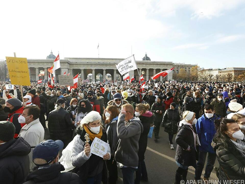 Demonstranten auf dem Wiener Heldenplatz