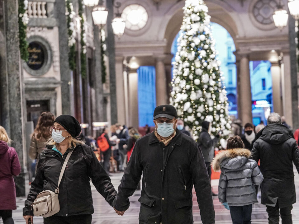 Corona, Italien, Masken. People wear protective masks under the arcades of Via Roma in Turin, Italy, 03 December 2021.athesiadruck2_20211227202241100_d21bed27cfe25ac2f5cc891e19feeee0