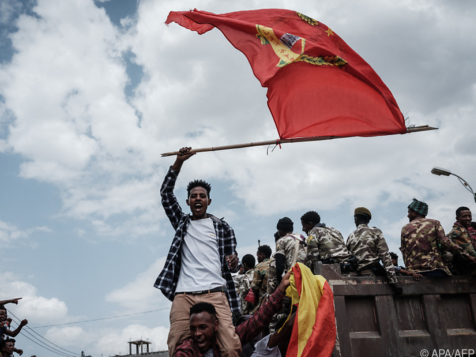 Fahne der Tigray-Rebellen entfernt sich von Addis Abeba
