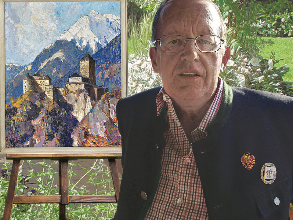 Roland Lang, Obmann des Südtiroler Heimatbundes, auf der Staffelei ein Bild von Schloss Tirol des Bergmalers Oskar Mulley