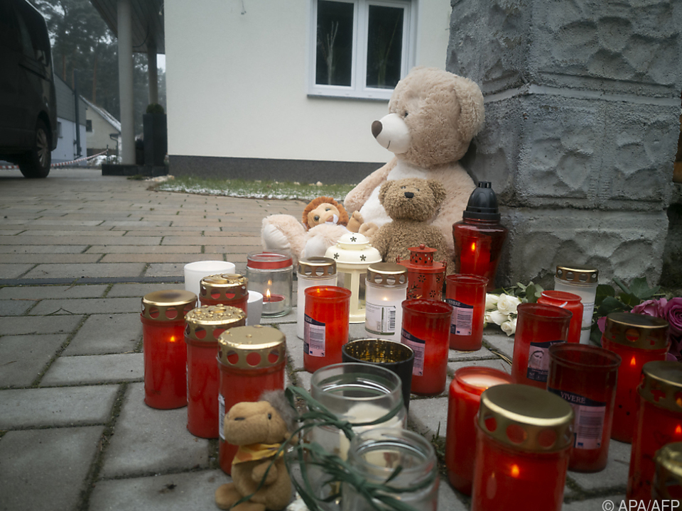 Trauer um fünf Tote in Haus in Brandenburg