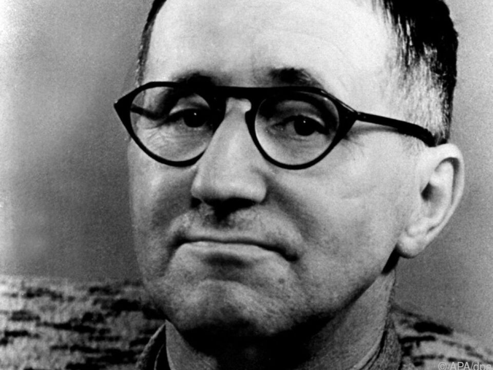 Bert Brecht wird in Augsburg hybrid beleuchtet