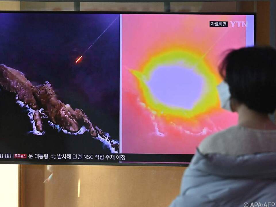 Bilder des Raketentests waren im südkoreanischen TV zu sehen