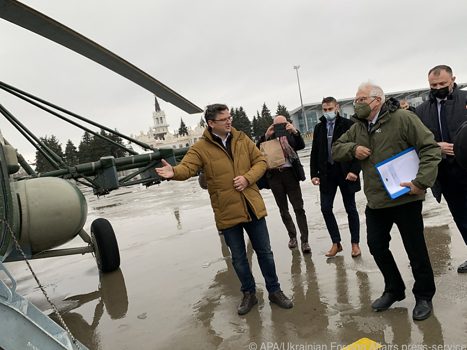 Der EU-Außenbeauftragte flog im Helikopter an Frontlinie in Ostukraine