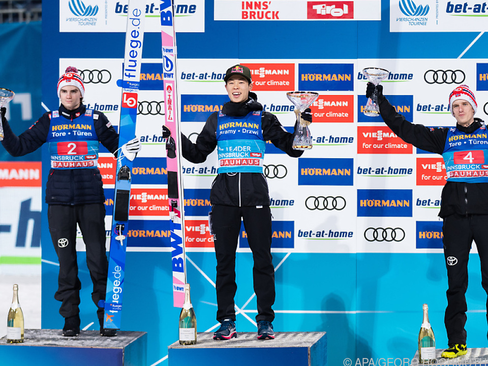 Kobayashi gewann vor Lindvik (links) und Granerud (rechts)