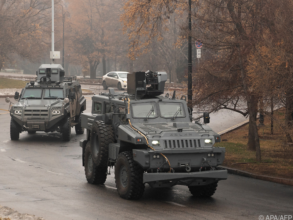 Militärfahrzeuge auf den Straßen von Almaty