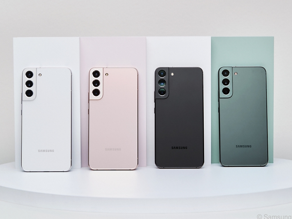 Das Samsung Galaxy S22 gibt es in einem Weißton, blassem Rosa, Schwarz und Grün