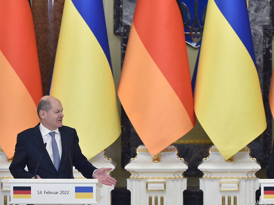 Deutscher Kanzler Scholz stellt sich in der die Ukraine
