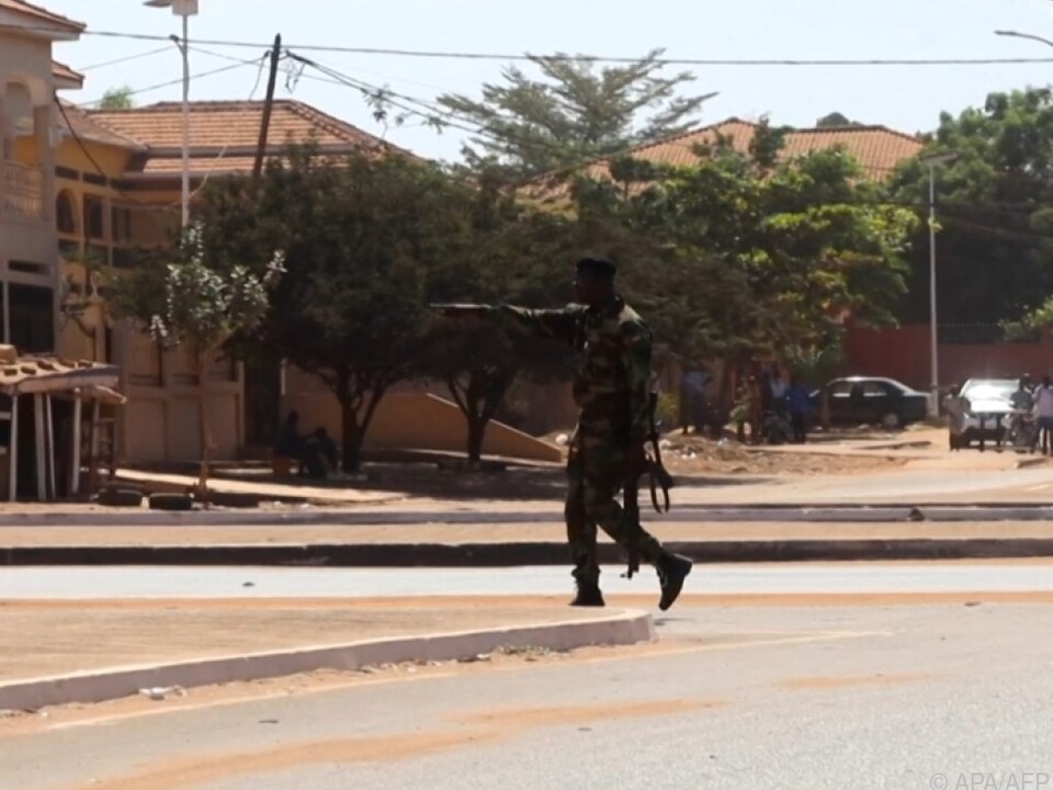 Ein Soldat patrouilliert im Regierungsviertel von Bissau