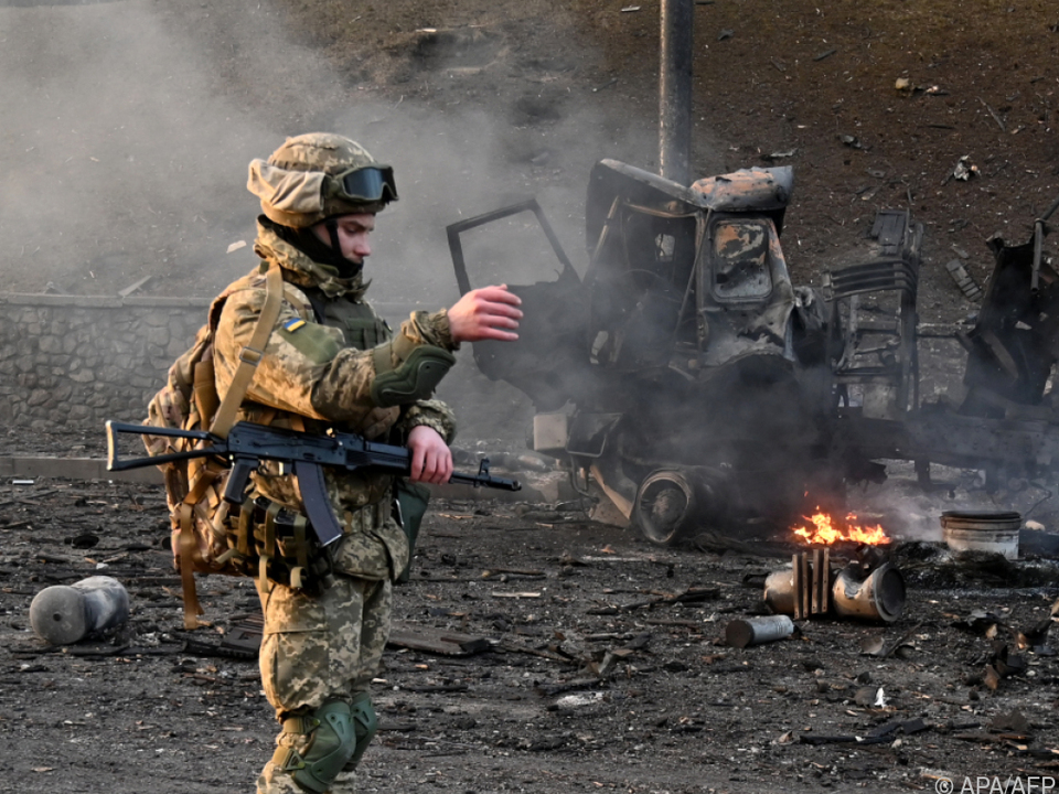 Ein ukrainischer Soldat an einem Schauplatz russischer Zerstörung
