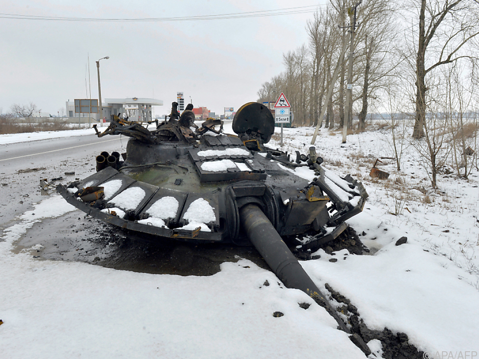 Ein zerstörter russischer Panzer am Stadtrand von Charkiw