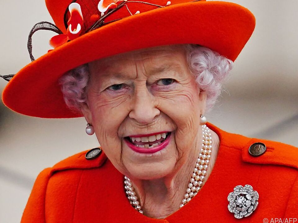 Farbenfroh und mit passendem Hut - So kennt man die Queen