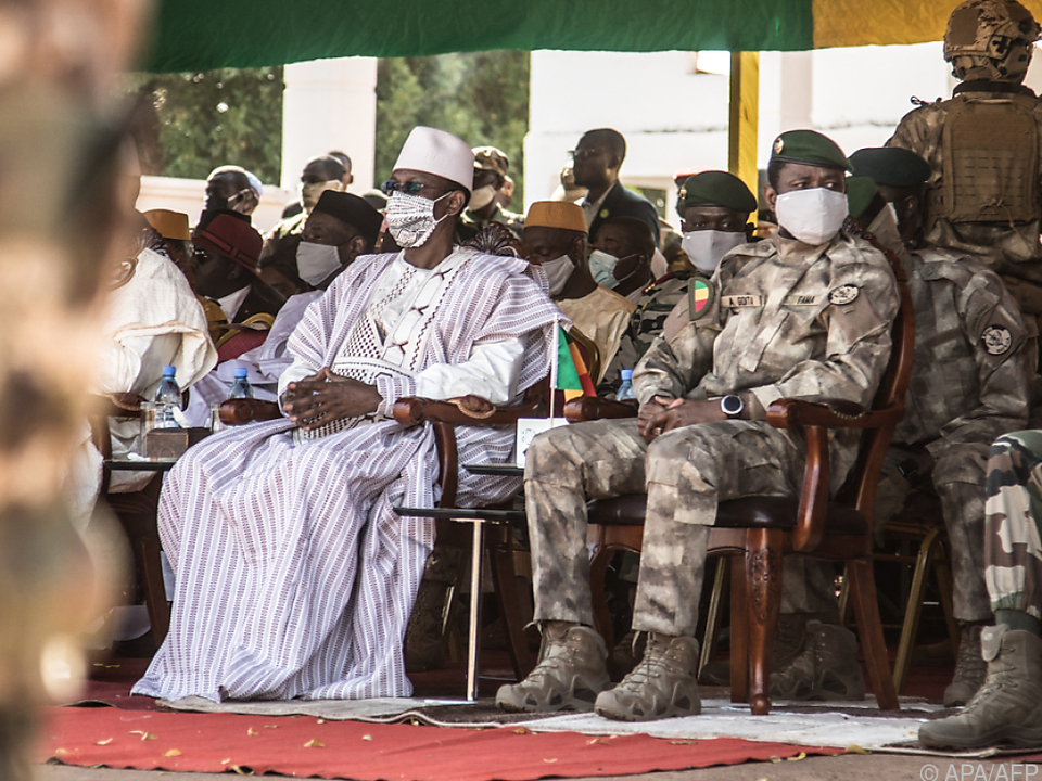 Malis Junta-Mitglieder bei Militärparade