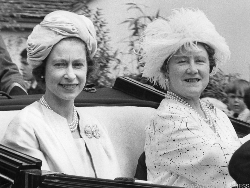 Die heutige Queen mit ihrer Mutter (Queen Mum) im Jahr 1963