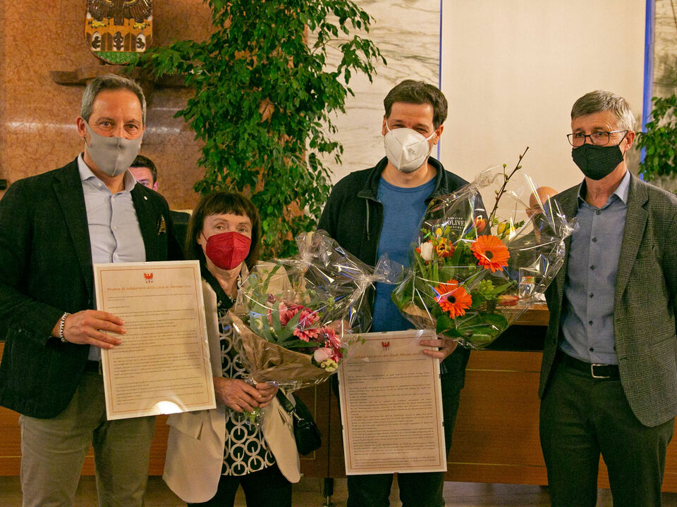 Von links: Bürgermeister Dario Dal Medico, Ilia Conti, Oliver Schrott und Stadtrat Stefan Frötscher.