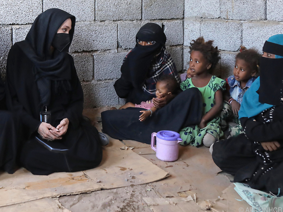 Jolie (l.) ist von den Zuständen in Jemen schockiert