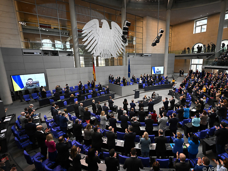 Stehender Applaus für Rede Selenskyjs im Deutschen Bundestag