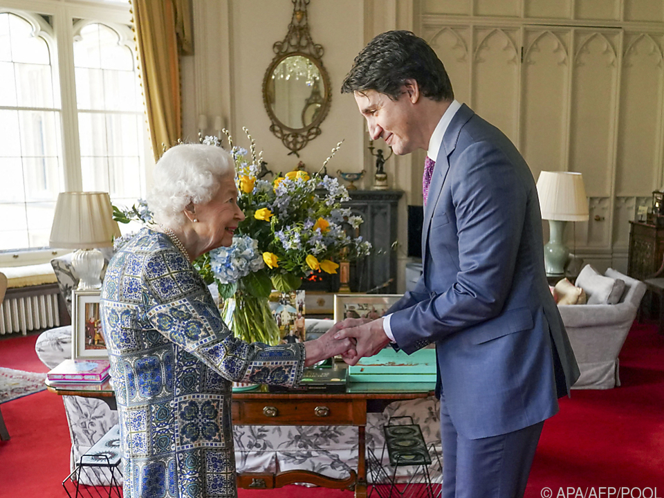 Vergnügtes Treffen von Queen Elizabeth und Justin Trudeau