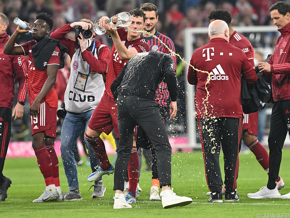 Bierdusche für Trainer Nagelsmann nach Bayern-Meistertitel