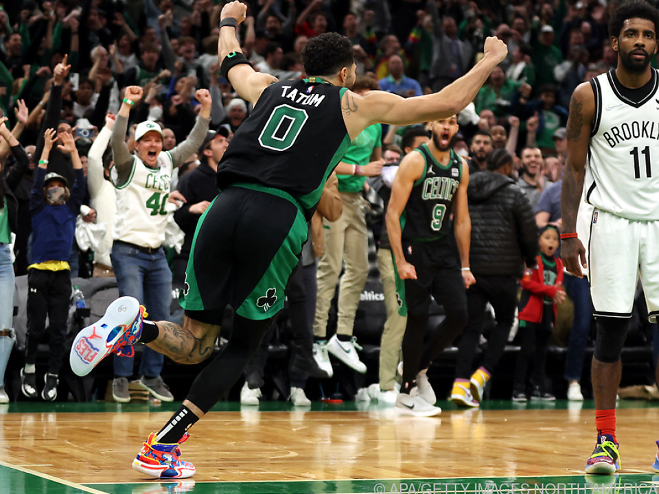 Celtics-Profi Jayson Tatum feiert seinen Gold-Korb