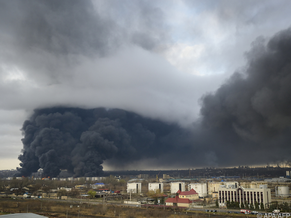 Dunkle Rauchschwaden über der Stadt Odessa