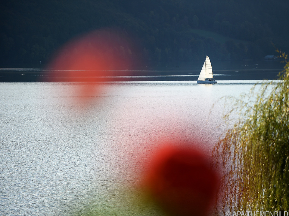 Ein einsames Segelbot auf dem Millstätter See in Kärnten