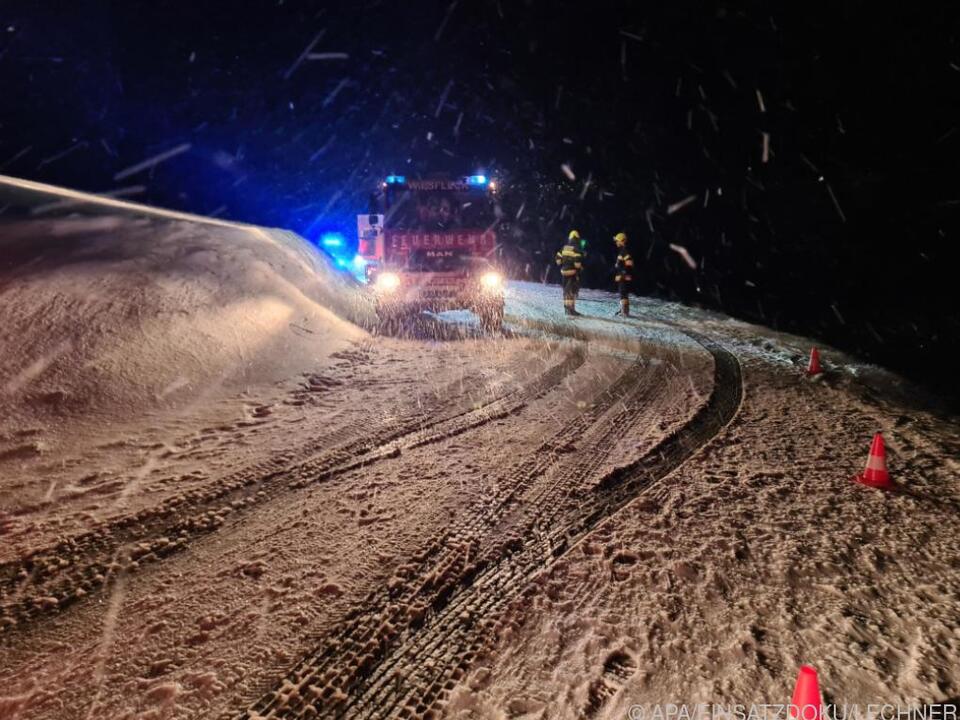 Feuerwehren wegen Schneefällen im Einsatz