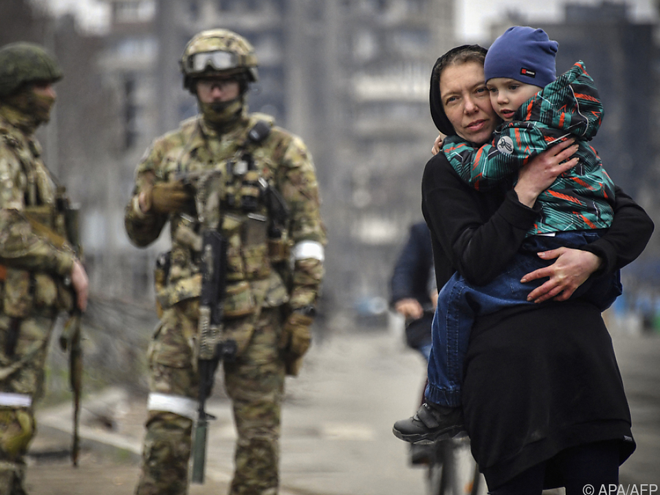 Frau und Kind mit russischen Soldaten in Mariupol (Archivbild)