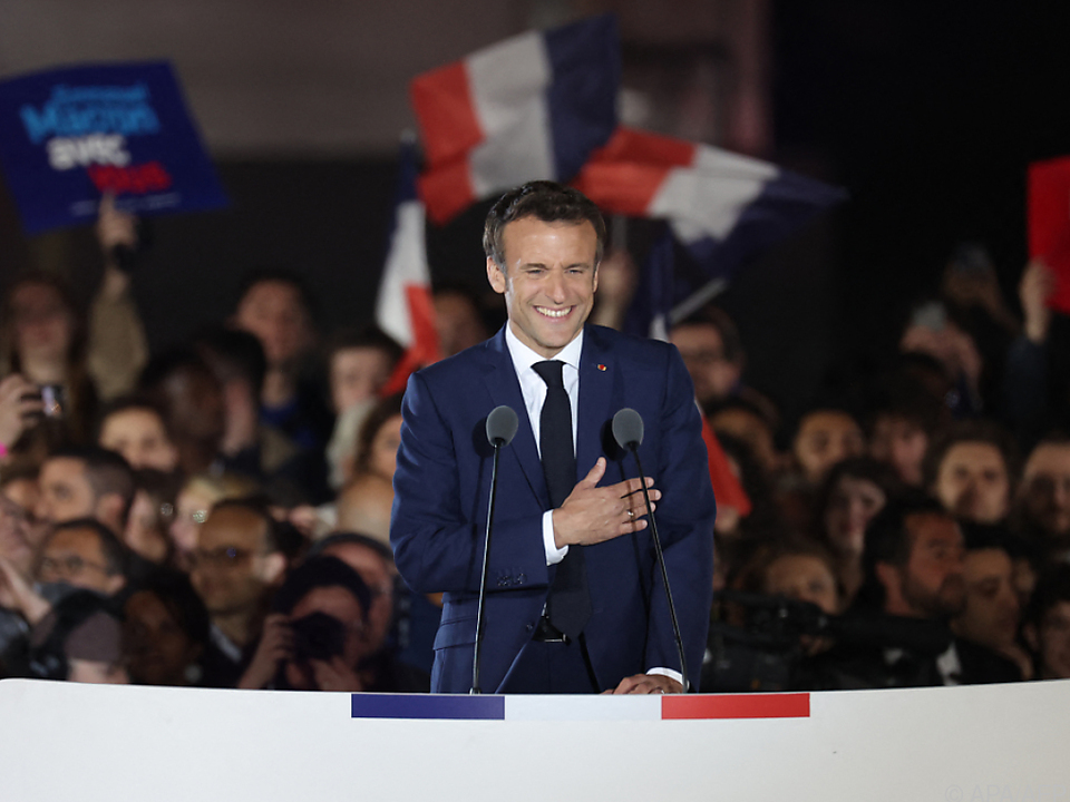 Macron feiert mit seinen Anhängern vor dem Eiffelturm